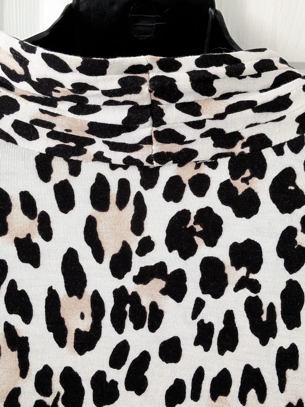 White House Black Market Black and White Leopard Print Sleeveless Surplice Top - Picture 4 of 7